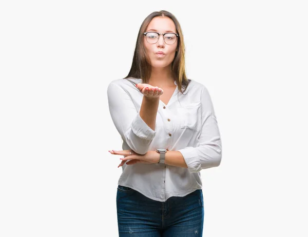 Junge Kaukasische Schöne Geschäftsfrau Mit Brille Vor Isoliertem Hintergrund Die — Stockfoto