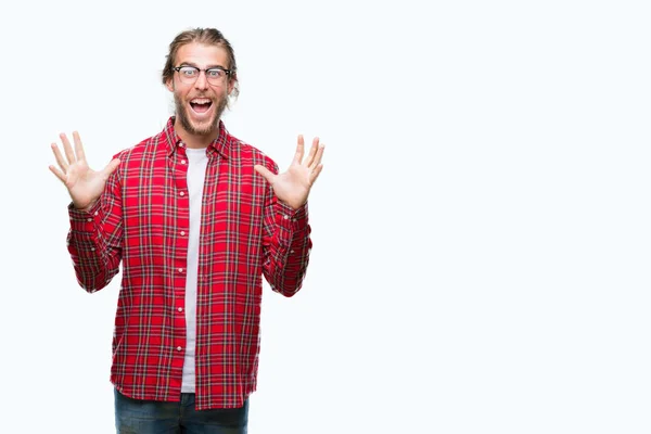 Junger Gutaussehender Mann Mit Langen Haaren Brille Vor Isoliertem Hintergrund — Stockfoto