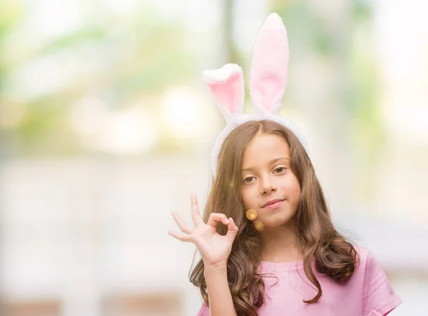 Morena Chica Hispana Con Orejas Conejo Pascua Haciendo Signo Con —  Fotos de Stock
