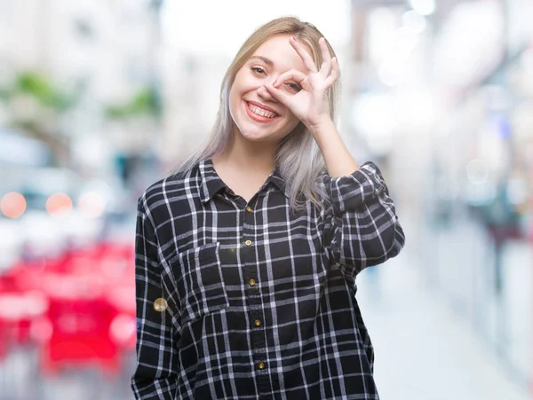 Mladá Blond Žena Izolované Pozadí Dělá Gesto Rukou Úsměvem Oko — Stock fotografie