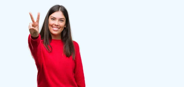 Jovem Bela Hispânica Vestindo Camisola Vermelha Sorrindo Olhando Para Câmera — Fotografia de Stock