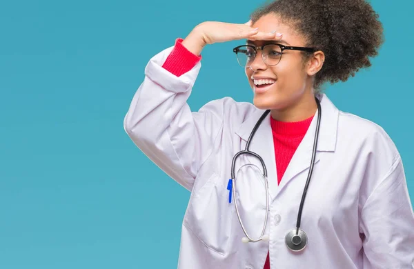 Junge Afroamerikanische Ärztin Mit Isoliertem Hintergrund Sehr Glücklich Und Lächelnd — Stockfoto