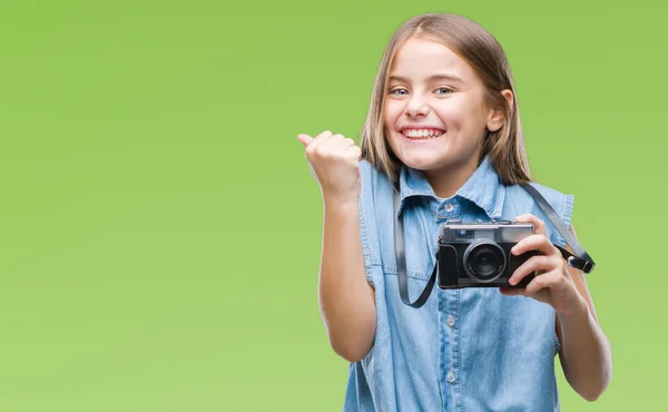 Krásná Mladá Dívka Fotografovat Pomocí Vinobraní Fotoaparát Izolované Pozadí Křičí — Stock fotografie