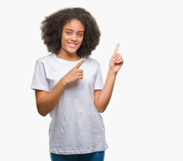 Jovem Afro Americana Sobre Fundo Isolado Sorrindo Olhando Para Câmera — Fotografia de Stock