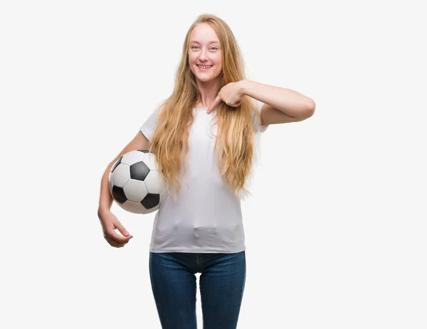 Futbol Futbol Topu Sürpriz Yüz Işaret Parmağı Kendisine Tutan Sarışın — Stok fotoğraf