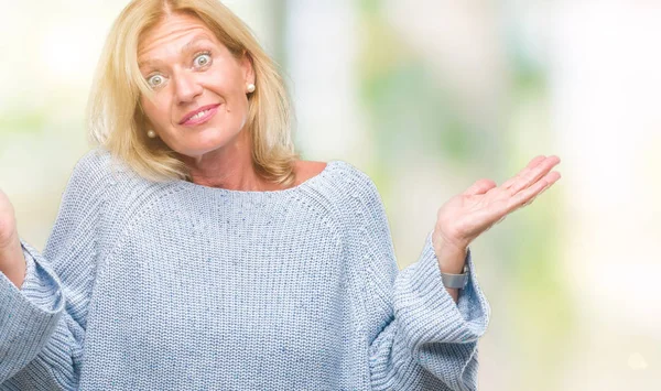 Blonde Frau Mittleren Alters Winterpullover Über Isoliertem Hintergrund Ratlos Und — Stockfoto