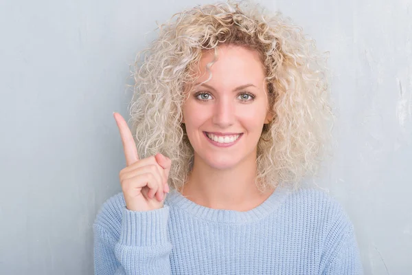 Jonge Blonde Vrouw Met Krullend Haar Grunge Grijze Achtergrond Met — Stockfoto