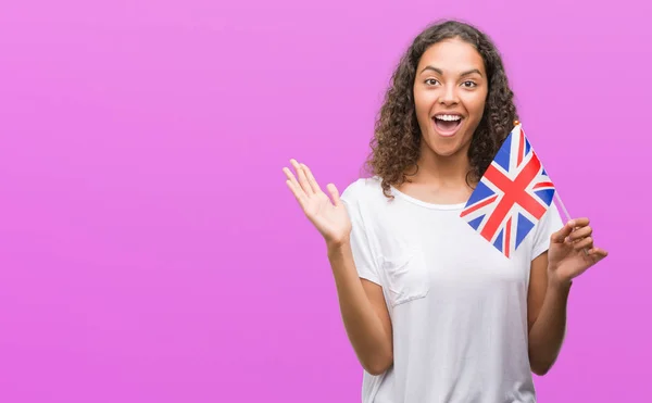 Mladá Žena Hispánský Drží Vlajku Spojeného Království Velmi Šťastný Nadšený — Stock fotografie