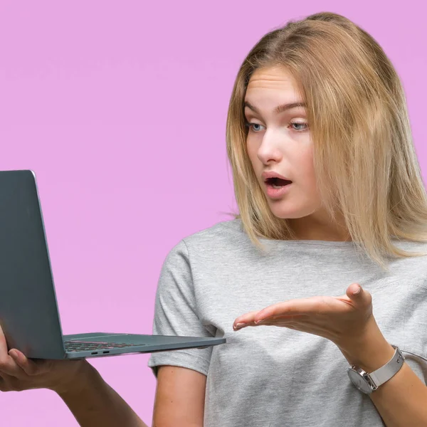 Joven Mujer Caucásica Usando Computadora Portátil Sobre Fondo Aislado Muy —  Fotos de Stock