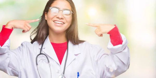 自信を持って示す 指歯と口を指して笑顔分離の背景に若いアラブ医師女性 健康の概念 — ストック写真