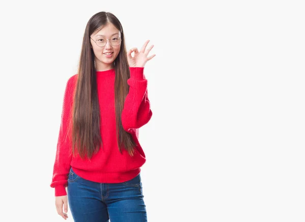 Jovem Chinesa Sobre Fundo Isolado Usando Óculos Sorrindo Positivo Fazendo — Fotografia de Stock