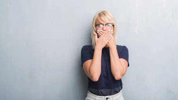 Volwassen Kaukasische Vrouw Grunge Grijs Muur Bril Geschokt Mond Met — Stockfoto