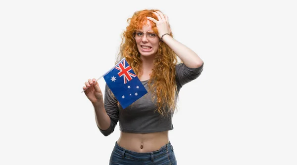 Joven Pelirroja Sosteniendo Bandera Australia Estresada Con Mano Cabeza Conmocionada —  Fotos de Stock