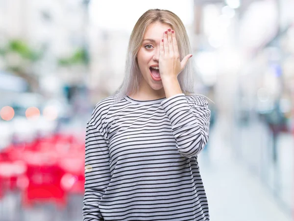 Joven Rubia Sobre Fondo Aislado Cubriendo Ojo Con Mano Con —  Fotos de Stock