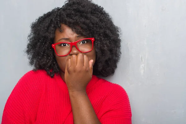 Joven Afroamericano Más Tamaño Mujer Sobre Gris Grunge Pared Usando — Foto de Stock