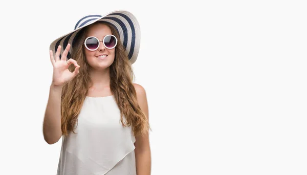 Mulher Loira Jovem Usando Óculos Sol Chapéu Verão Fazendo Sinal — Fotografia de Stock