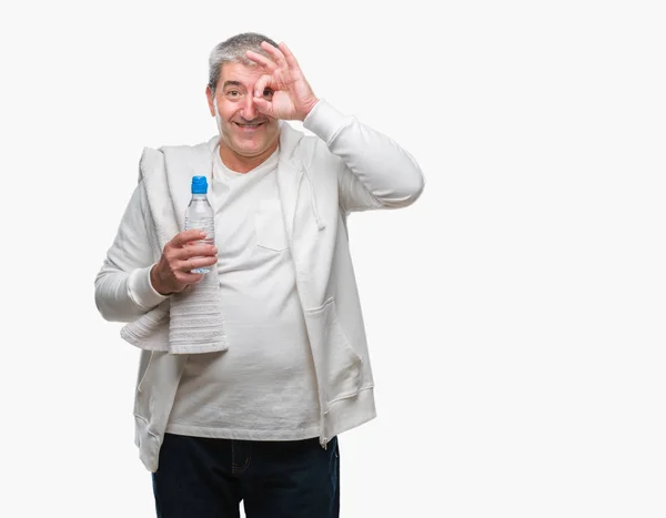 Красивий Старший Чоловік Тренується Тримаючи Рушник Пляшку Води Над Ізольованим — стокове фото