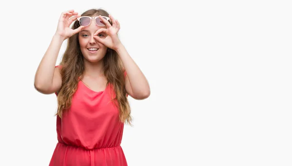 Jovem Loira Vestindo Óculos Sol Rosa Com Rosto Feliz Sorrindo — Fotografia de Stock