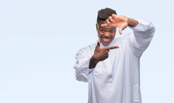 Joven Árabe Africano Vistiendo Djellaba Tradicional Sobre Fondo Aislado Sonriendo — Foto de Stock