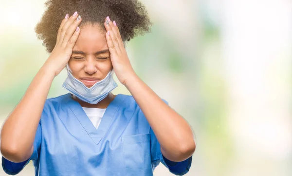 Junge Afroamerikanische Ärztin Mit Isoliertem Hintergrund Die Unter Kopfschmerzen Leidet — Stockfoto
