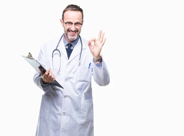 中年资深医生人持有剪贴板在孤立的背景下做 标志与手指 优秀的符号 — 图库照片