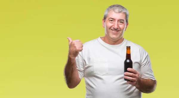 Schöner Älterer Mann Trinkt Bierflasche Über Isoliertem Hintergrund Und Zeigt — Stockfoto