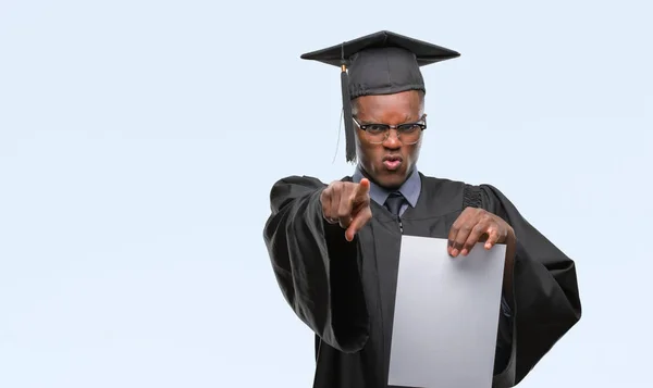 Ung Utexaminerades Afroamerikanska Mannen Hålla Blankt Papper Grad Över Isolerade — Stockfoto