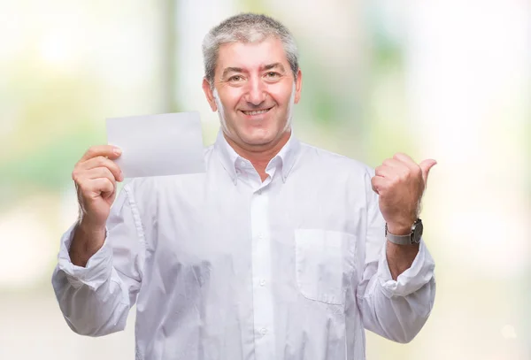 Bello Uomo Anziano Possesso Carta Bianca Sfondo Isolato Puntando Mostrando — Foto Stock