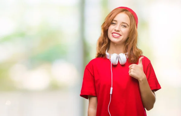 Junge Schöne Hipsterfrau Über Isoliertem Hintergrund Die Kopfhörer Und Mütze — Stockfoto