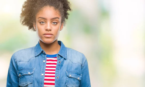 Jovem Afro Americana Sobre Fundo Isolado Com Expressão Séria Rosto — Fotografia de Stock