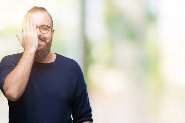 Joven Hombre Hipster Caucásico Con Gafas Sol Sobre Fondo Aislado — Foto de Stock