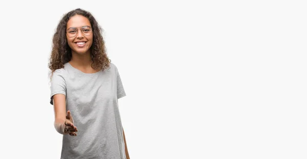 Hermosa Joven Hispana Con Gafas Sonrientes Amistosas Ofreciendo Apretón Manos — Foto de Stock