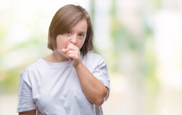 体調不良や風邪や気管支炎の症状として咳を感じて孤立の背景にダウン症候群の若い大人の女性 ヘルスケアの概念 — ストック写真