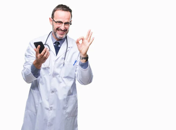 Medelåldern Senior Hoary Doktor Mannen Textning Med Smartphone Isolerade Bakgrund — Stockfoto