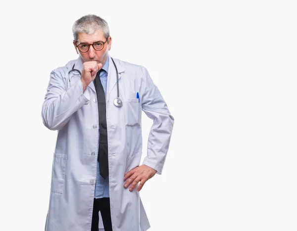 体調不良や風邪や気管支炎の症状として咳を感じて孤立の背景に男はハンサムな先輩医師 ヘルスケアの概念 — ストック写真