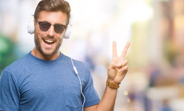 Jovem Homem Bonito Usando Fones Ouvido Ouvindo Música Sobre Fundo — Fotografia de Stock