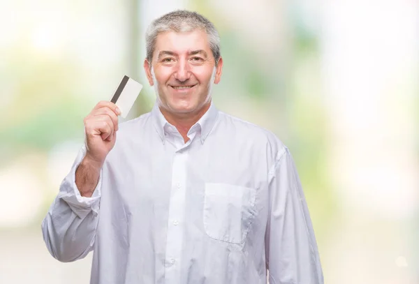 Bonito Homem Sênior Segurando Cartão Crédito Sobre Fundo Isolado Com — Fotografia de Stock