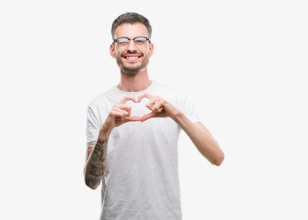 Joven Hombre Adulto Tatuado Sonriendo Amor Mostrando Símbolo Del Corazón — Foto de Stock