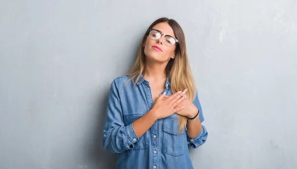 Young Adult Woman Grunge Grey Wall Wearing Glasses Smiling Hands — Stock Photo, Image