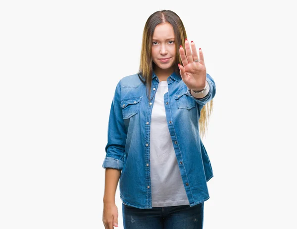 Mulher Bonita Caucasiana Jovem Sobre Fundo Isolado Fazendo Parar Cantar — Fotografia de Stock