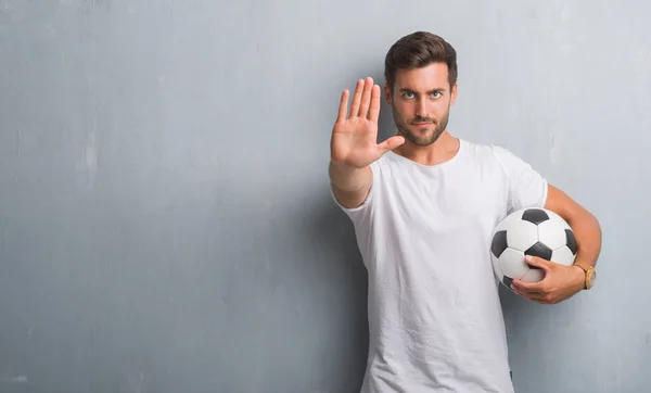 Guapo Joven Sobre Gris Pared Grunge Celebración Fútbol Pelota Fútbol — Foto de Stock