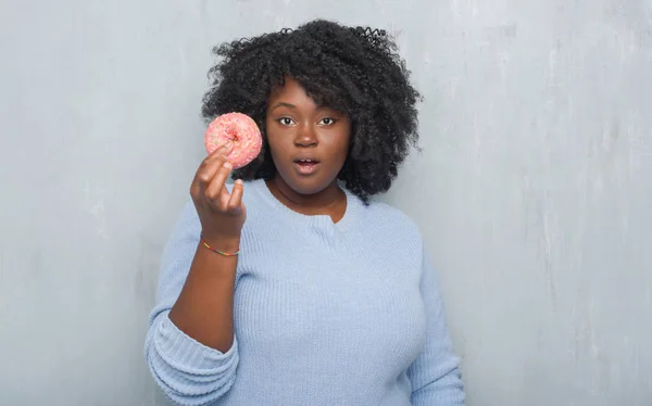 Junge Afrikanisch Amerikanische Frau Über Der Grauen Grunge Wand Beim — Stockfoto