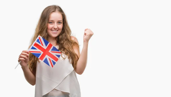 Mujer Rubia Joven Sosteniendo Bandera Del Reino Unido Gritando Orgulloso —  Fotos de Stock