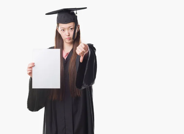 Mladá Číňanka Postgraduální Uniformě Papíru Vzděláním Naštvaný Obličej Záporné Znaménko — Stock fotografie