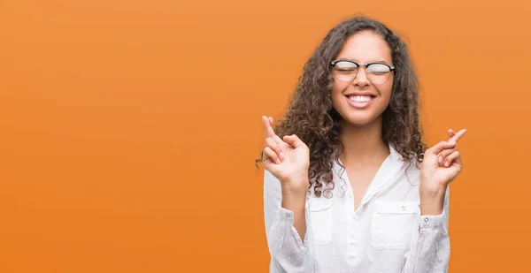 Hermosa Joven Hispana Sonriendo Cruzando Los Dedos Con Esperanza Los — Foto de Stock