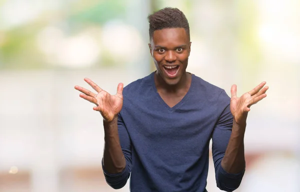 Νεαρός Αφρικανική Αμερικανική Άνθρωπος Πέρα Από Απομονωμένο Υπόβαθρο Γιορτάζει Τρελό — Φωτογραφία Αρχείου