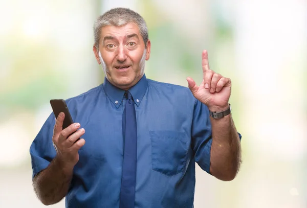 Pěkný Starší Muž Sms Odesílání Zprávy Pomocí Smartphone Přes Samostatný — Stock fotografie