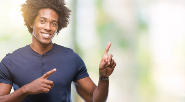 Afro Amerikansk Man Över Isolerade Bakgrund Leende Och Tittar Kameran — Stockfoto