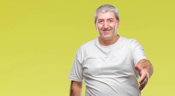 Bonito Homem Sênior Sobre Fundo Isolado Sorrindo Amigável Oferecendo Aperto — Fotografia de Stock