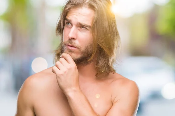 Jeune Homme Beau Torse Aux Cheveux Longs Montrant Corps Sexy — Photo